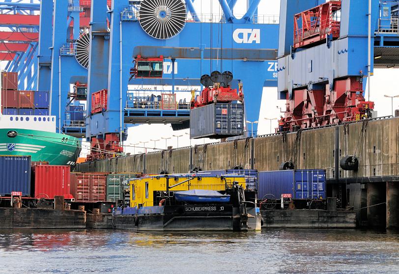 11200_7107 Beladung von Schuten mit Containern am Terminal Hamburg Altenwerder. | HHLA Container Terminal Hamburg Altenwerder ( CTA )